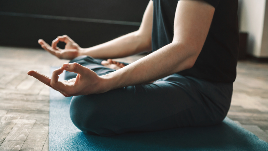 Enligt studien hade yogan positiv inverkan på både de intagnas välbefinnande och beteende.  Foto: Shutterstock